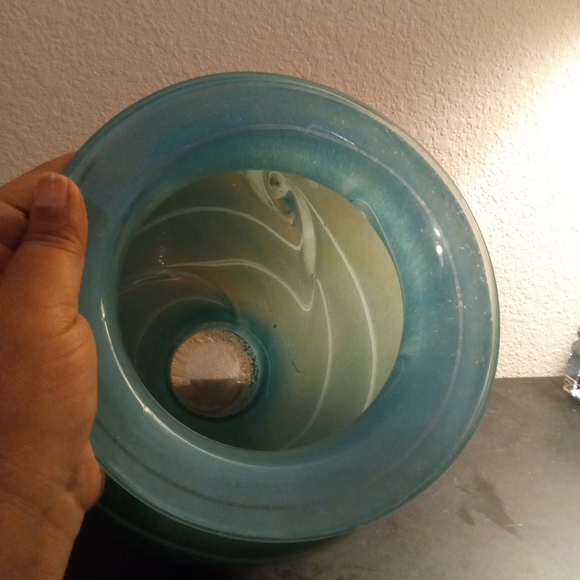 EXQUISITE Signed Tom Stoenner Hand Blown 12" Luster Art Glass Squat Vase. - Picture 3 of 6